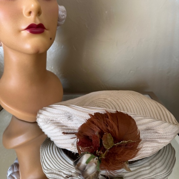 CHIC VINTAGE BEIGE BERET MADE OF TOPSTITCHED STRIPS WITH FEATHER \
